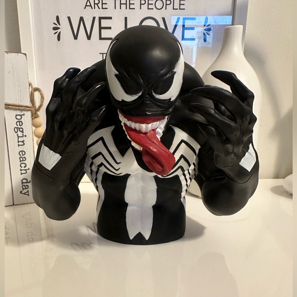 Marvel Venom PVC Bust Coin
Bank 3D 7" Piggy Bank